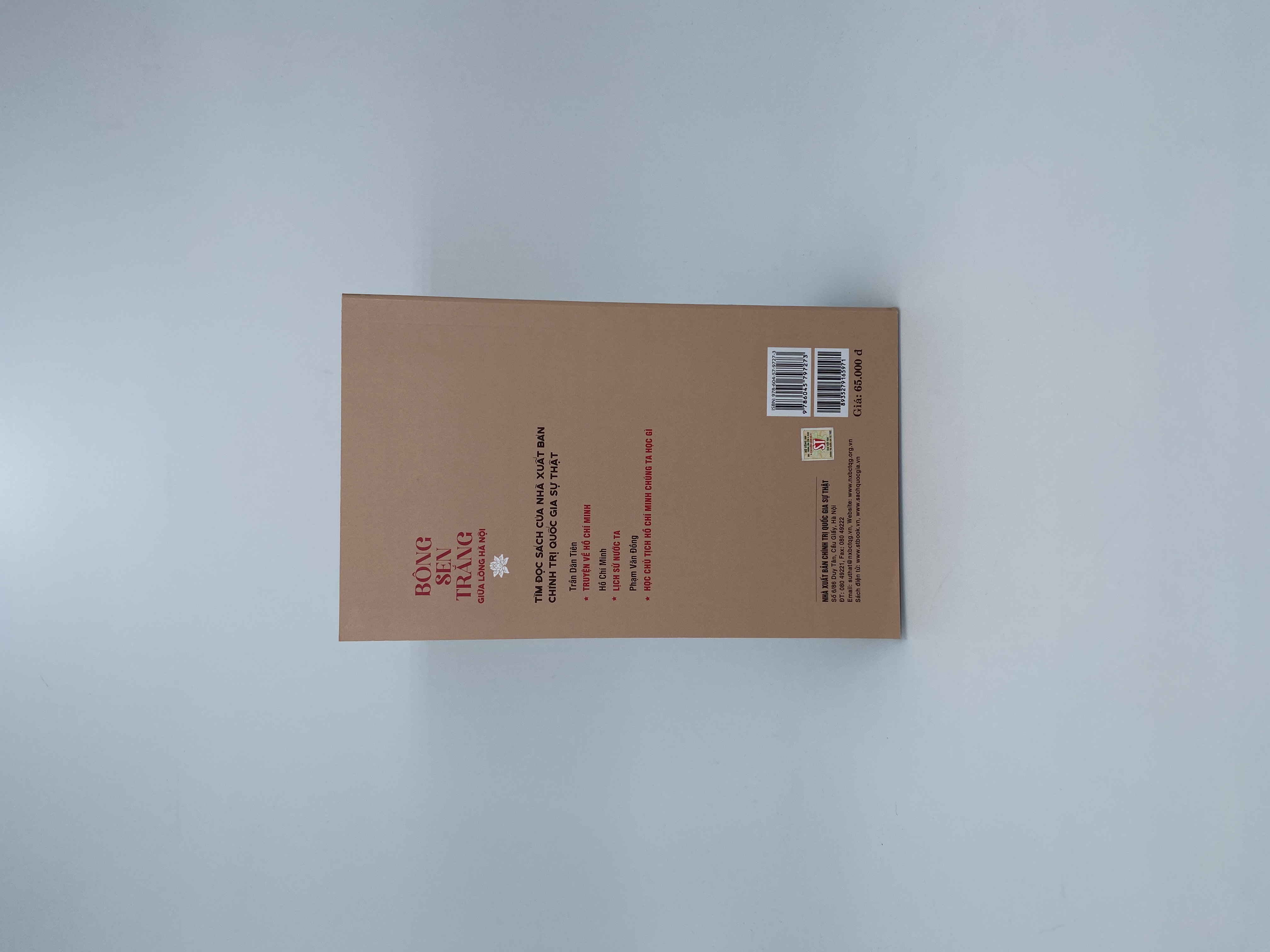 Bông sen trắng giữa lòng Hà Nội