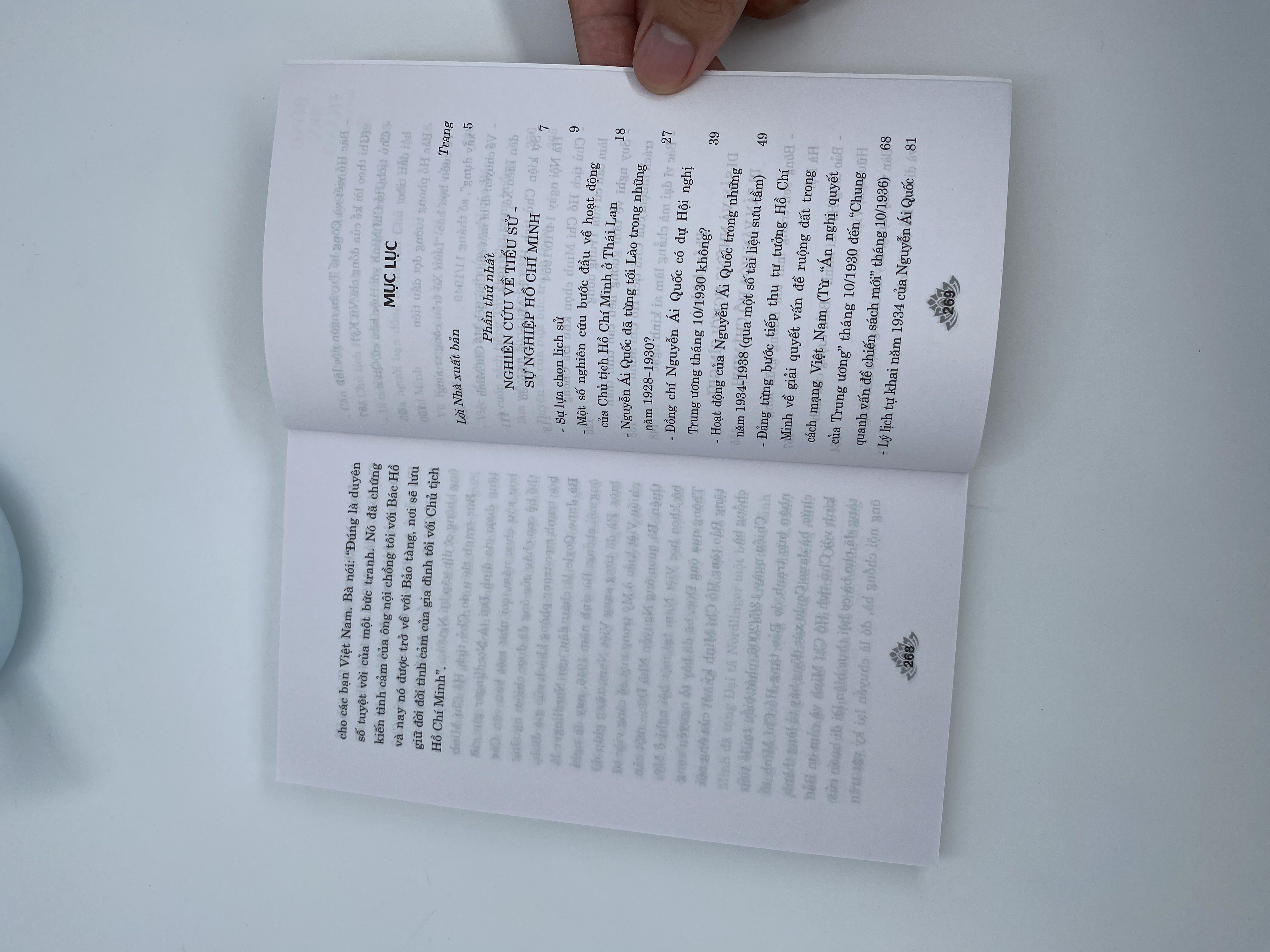 Bông sen trắng giữa lòng Hà Nội