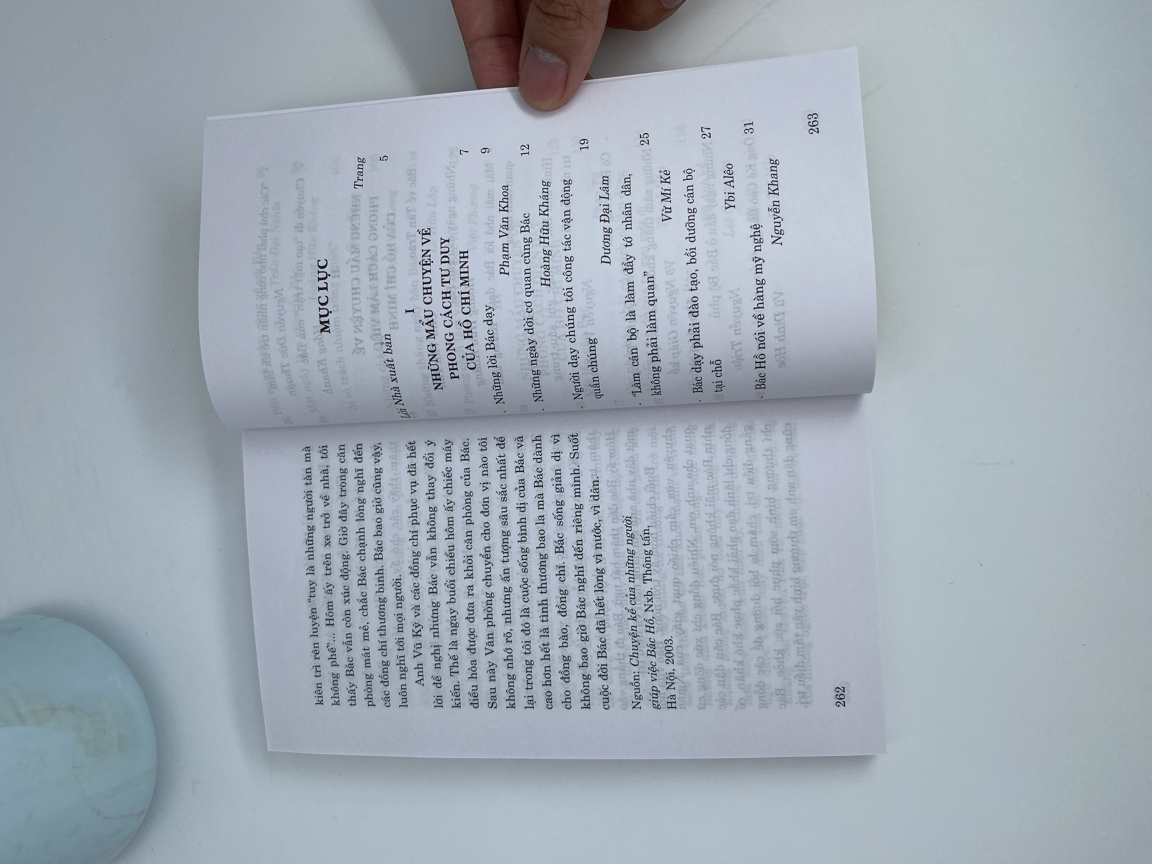 Những mẩu chuyện về phong cách Hồ Chí Minh