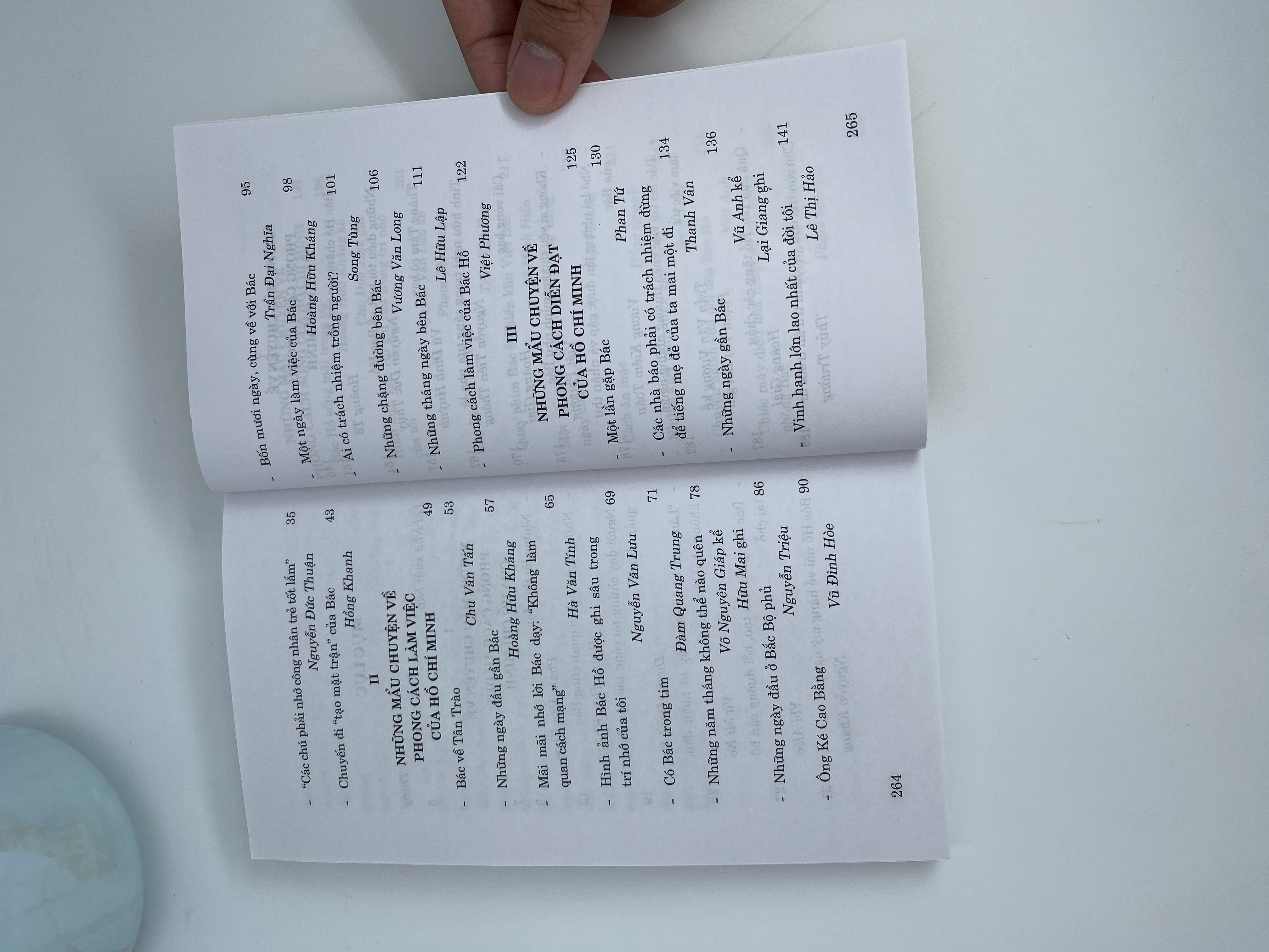 Những mẩu chuyện về phong cách Hồ Chí Minh