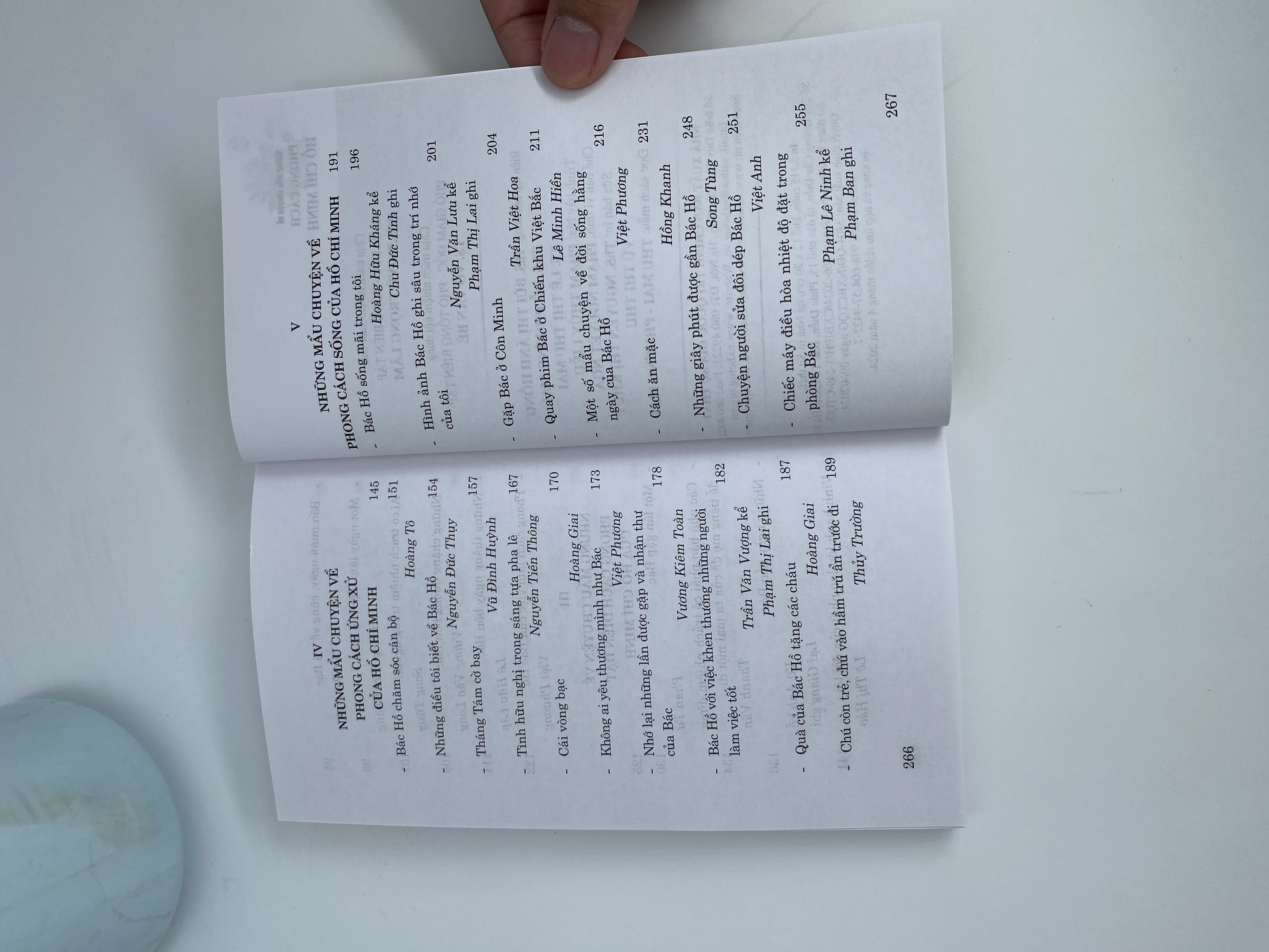 Những mẩu chuyện về phong cách Hồ Chí Minh