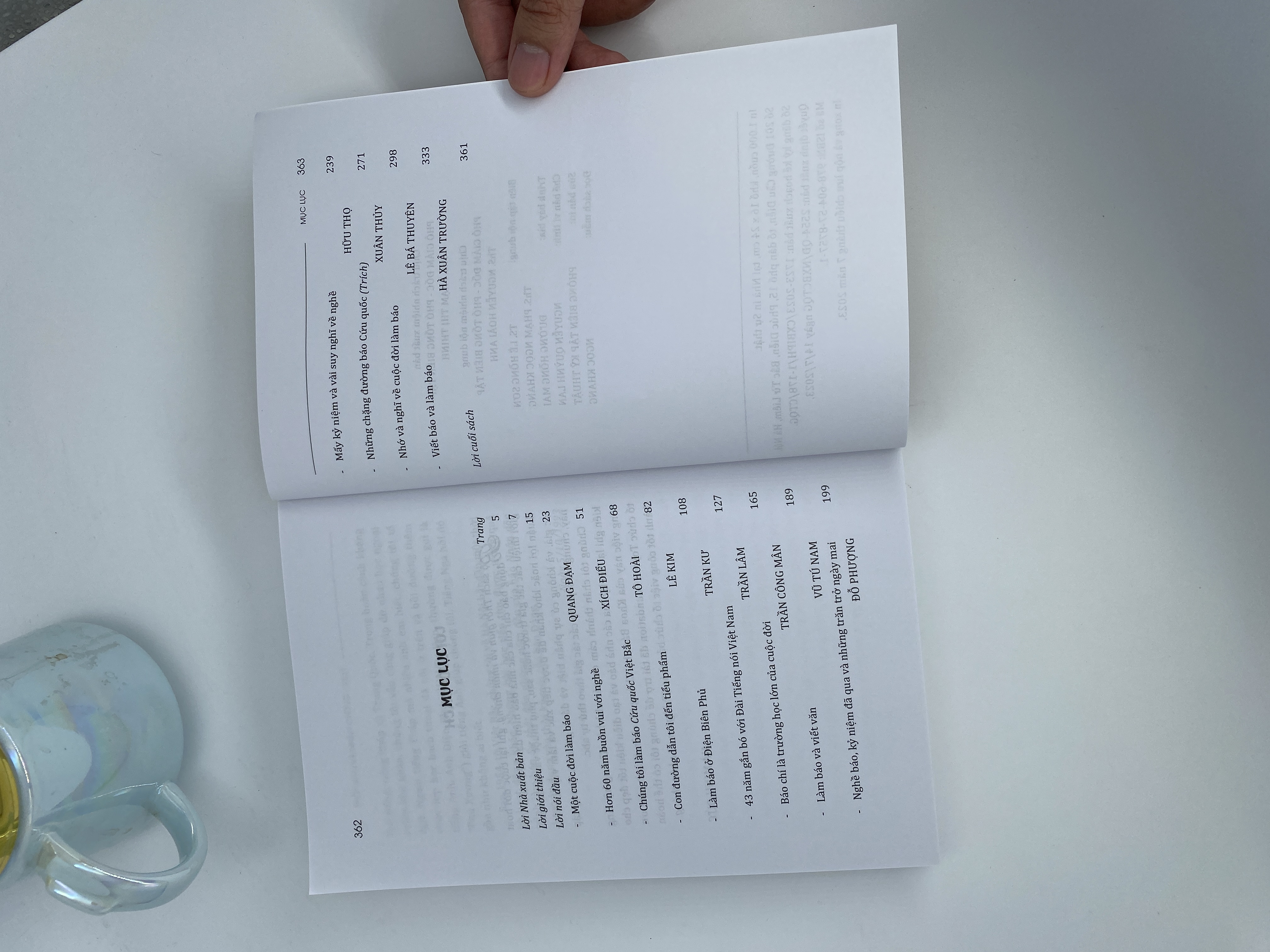 Thời gian và nhân chứng (Hồi ký của các nhà báo). Tập I