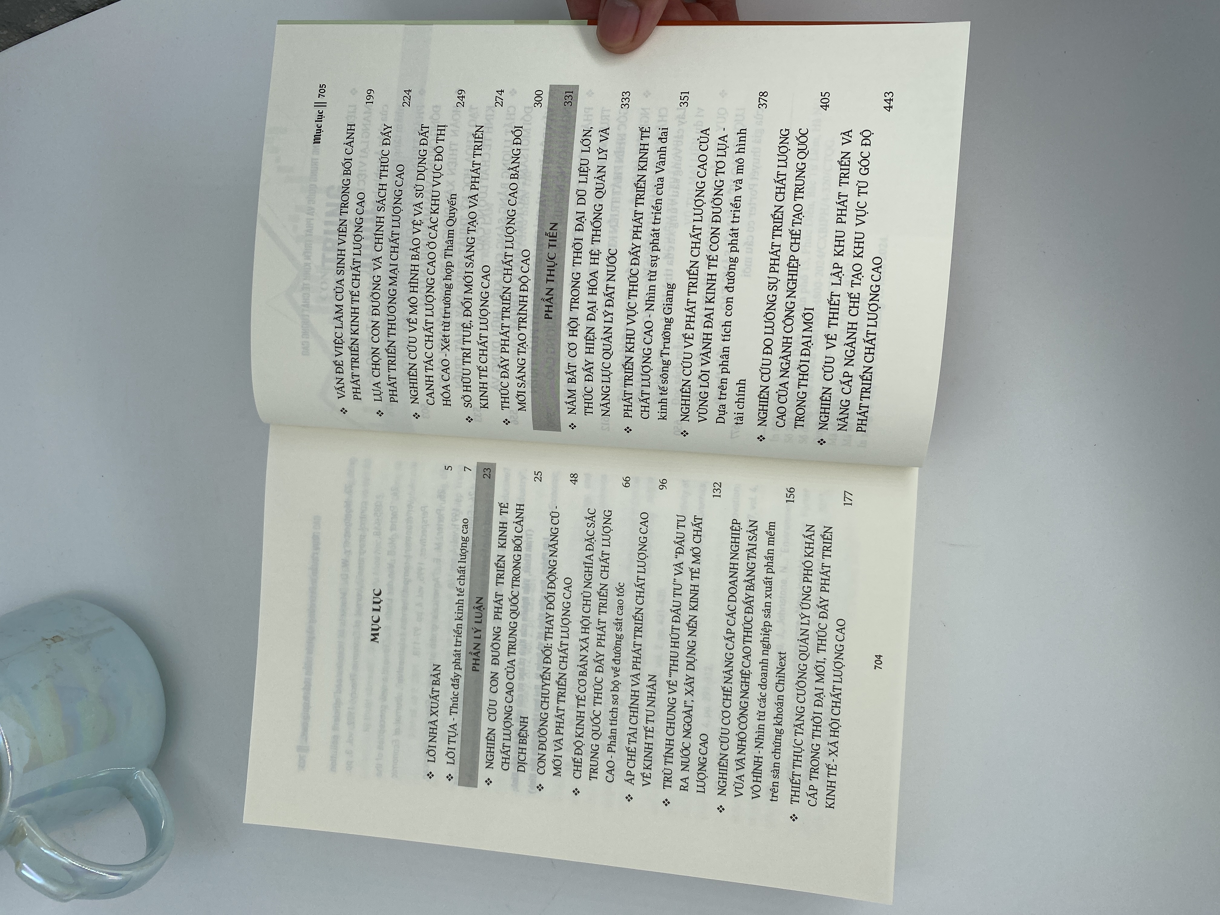 Con đường Trung Quốc và phát triển kinh tế chất lượng cao (Sách tham khảo)