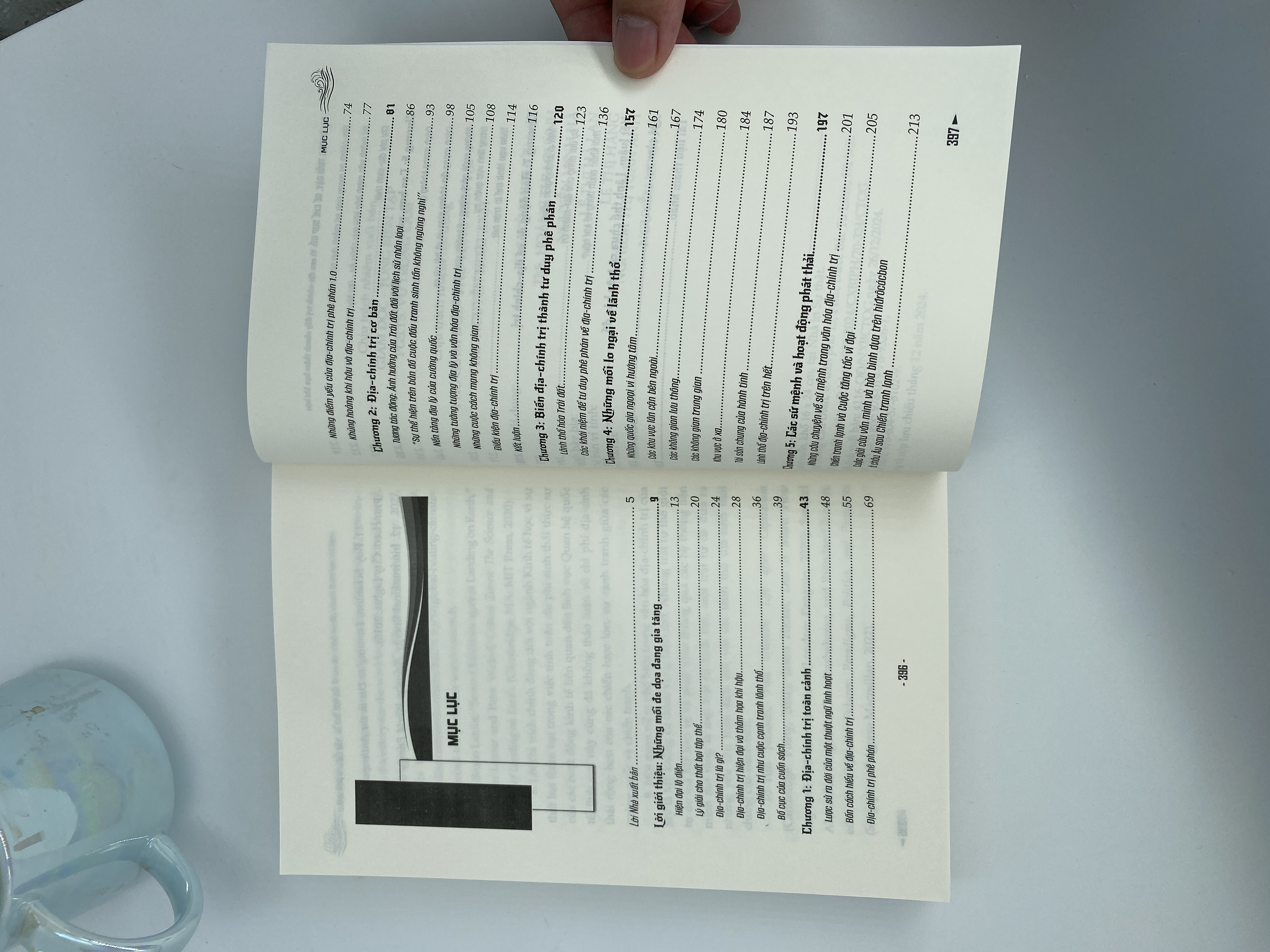 Đại dương trỗi dậy, đế chế sụp đổ: Vì sao địa - chính trị đẩy nhanh thảm họa khí hậu (Sách tham khảo)