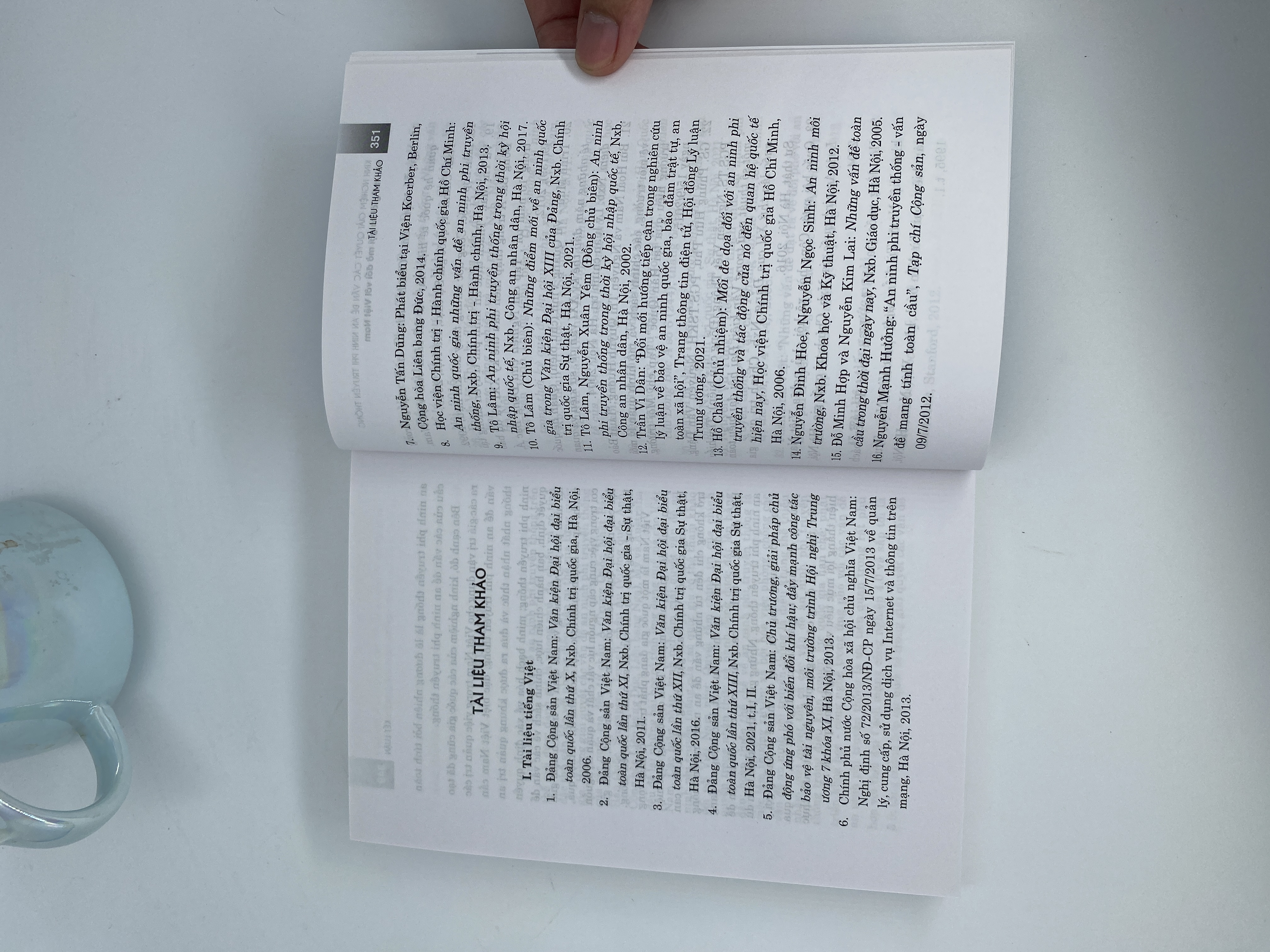 Kinh nghiệm giải quyết các vấn đề an ninh phi truyền thống trên thế giới và gợi mở đối với Việt Nam (Sách chuyên khảo)