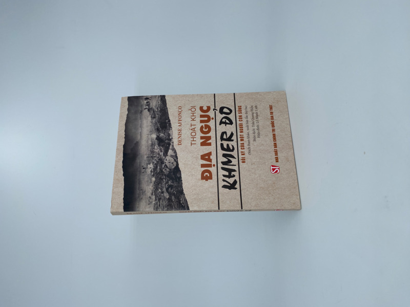 Thoát khỏi địa ngục Khmer đỏ - Hồi ký của một người còn sống (Xuất bản lần thứ ba) (Sách tham khảo)