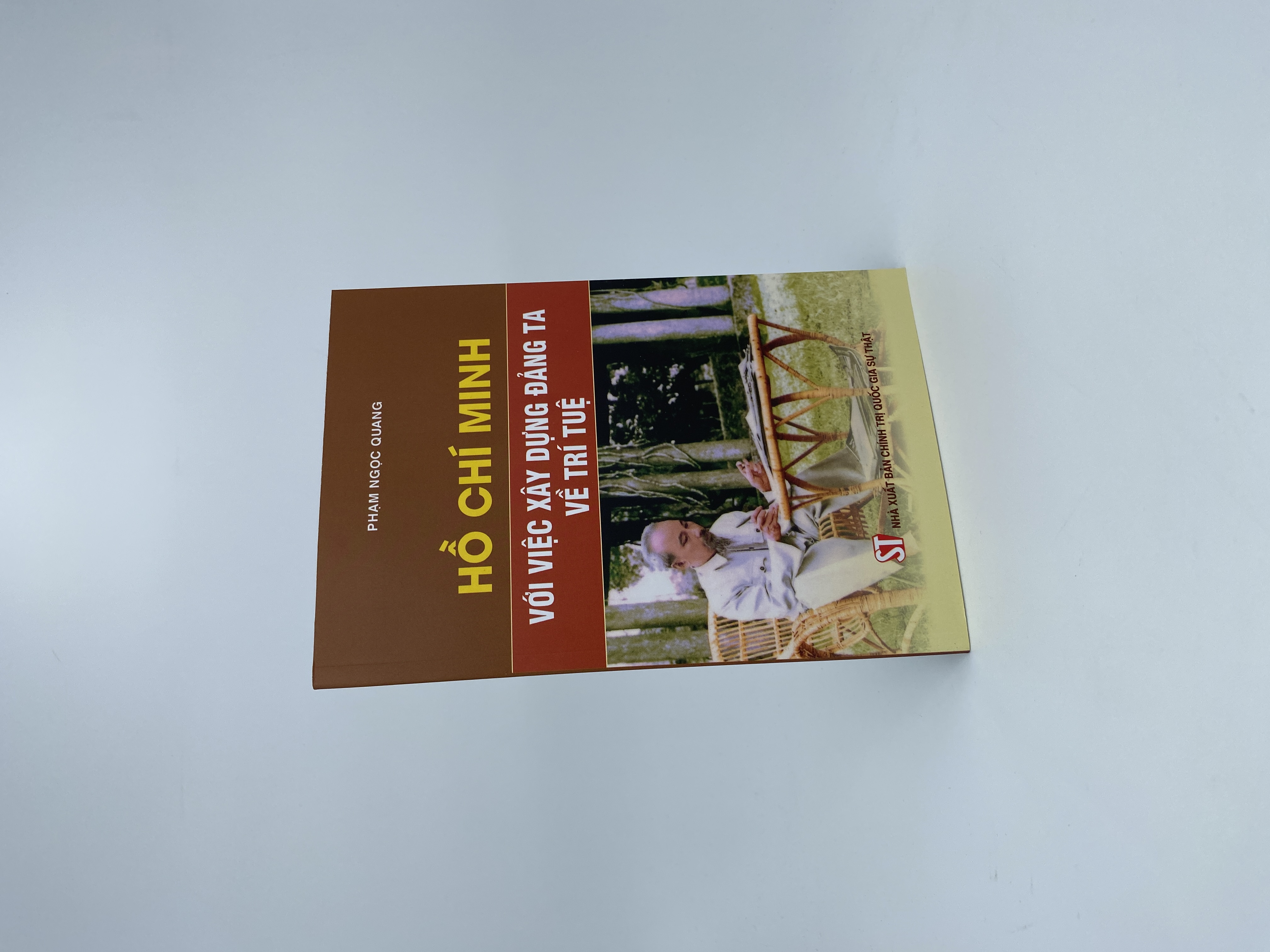 Hồ Chí Minh với việc xây dựng Đảng ta về trí tuệ