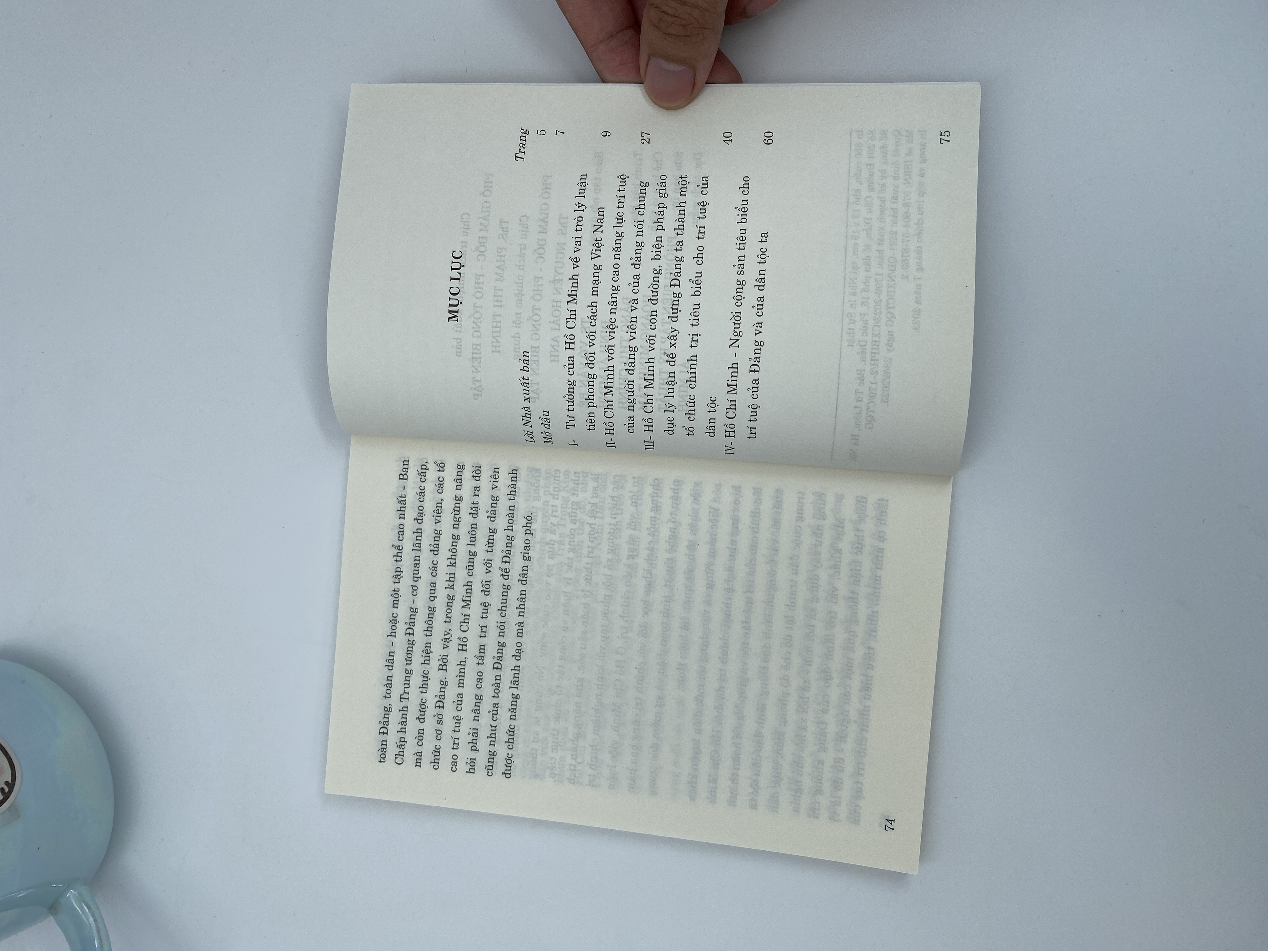 Hồ Chí Minh với việc xây dựng Đảng ta về trí tuệ