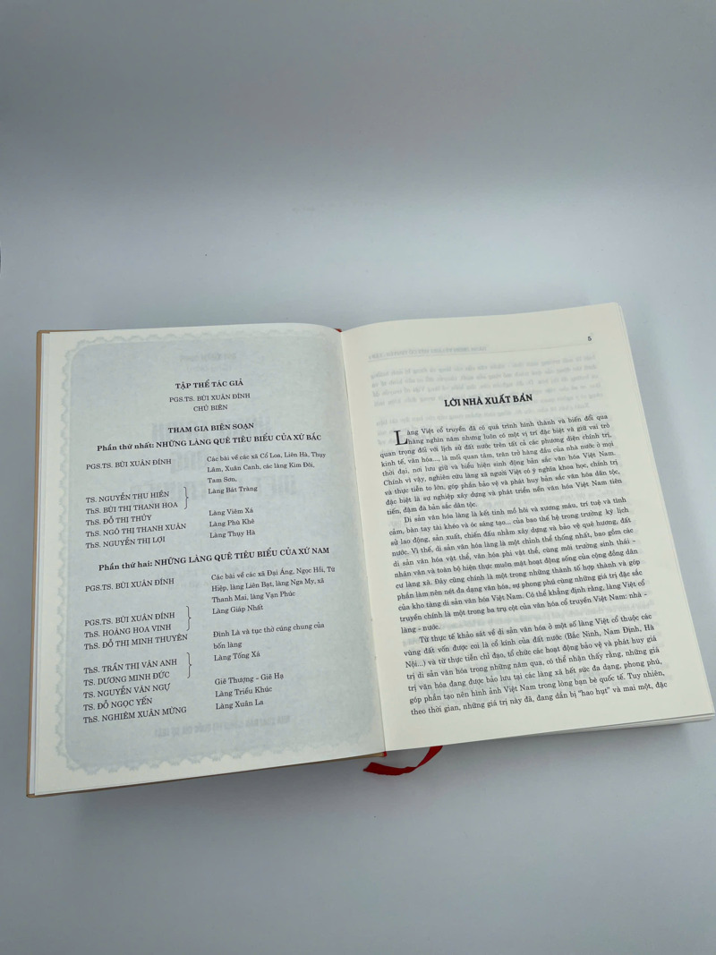 Bộ sách Hành trình về làng Việt cổ truyền (2 tập)