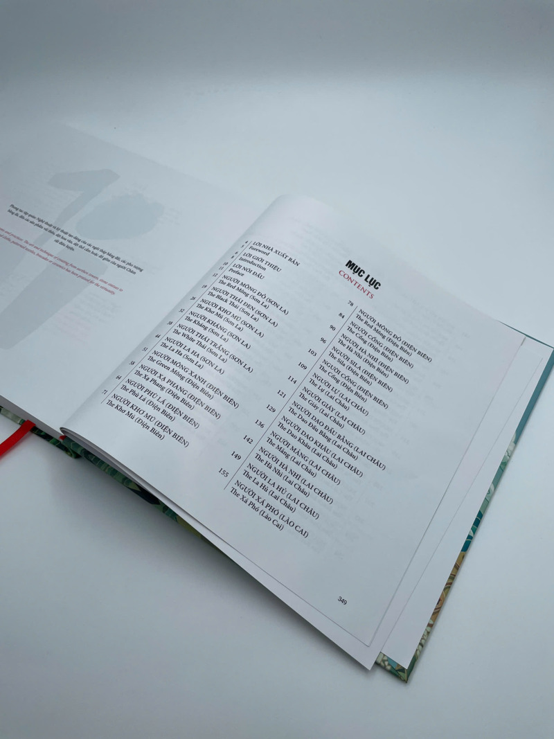 Bản sắc văn hóa Việt Nam (Du khảo trang phục truyền thống của phụ nữ các dân tộc) (Song ngữ Việt - Anh)