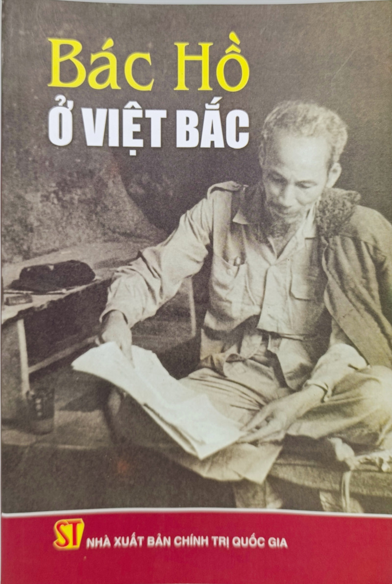 Bác Hồ ở Việt Bắc (bìa mềm)