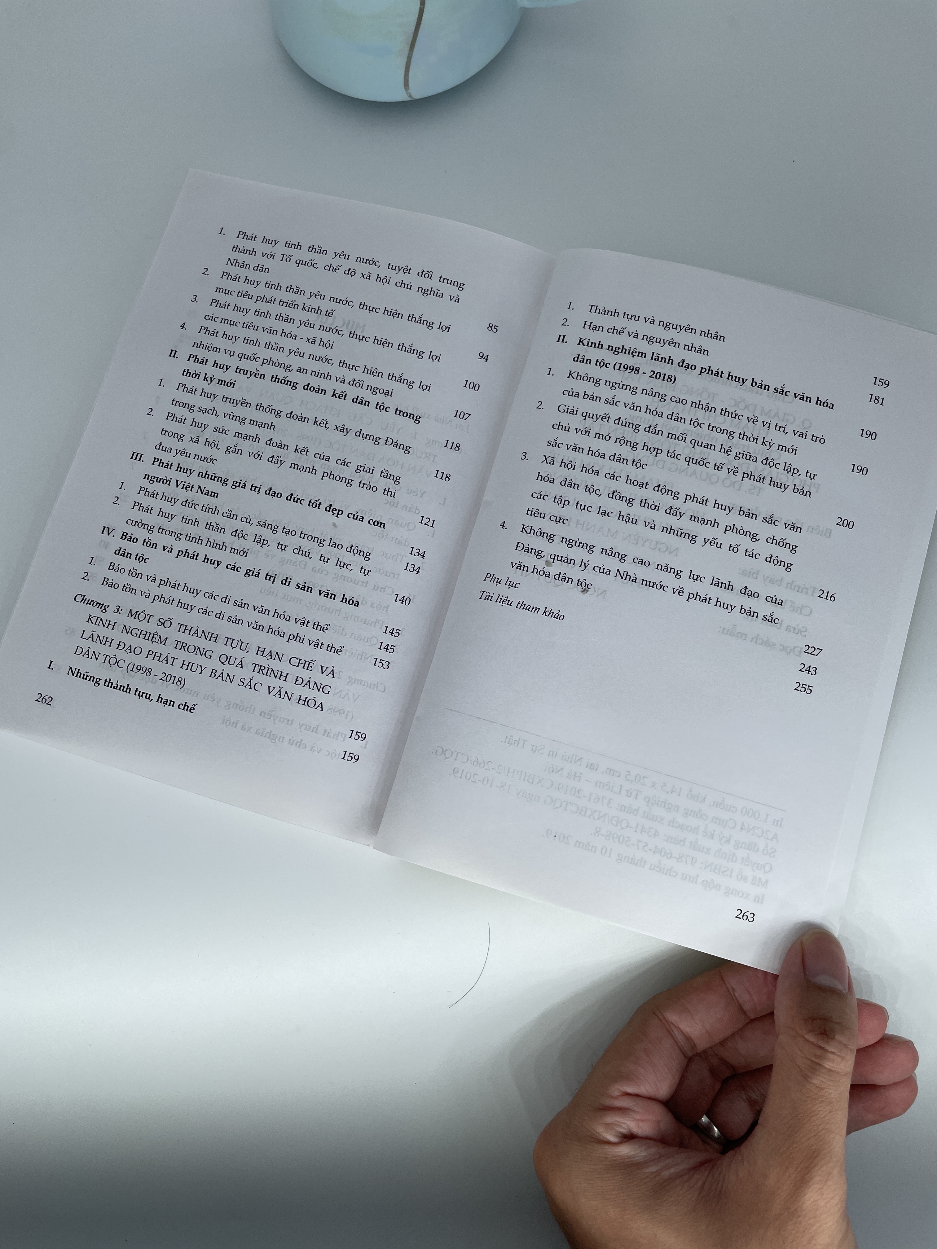 Đảng lãnh đạo phát huy bản sắc văn hóa dân tộc trong thời kỳ mới (1998- 2018)