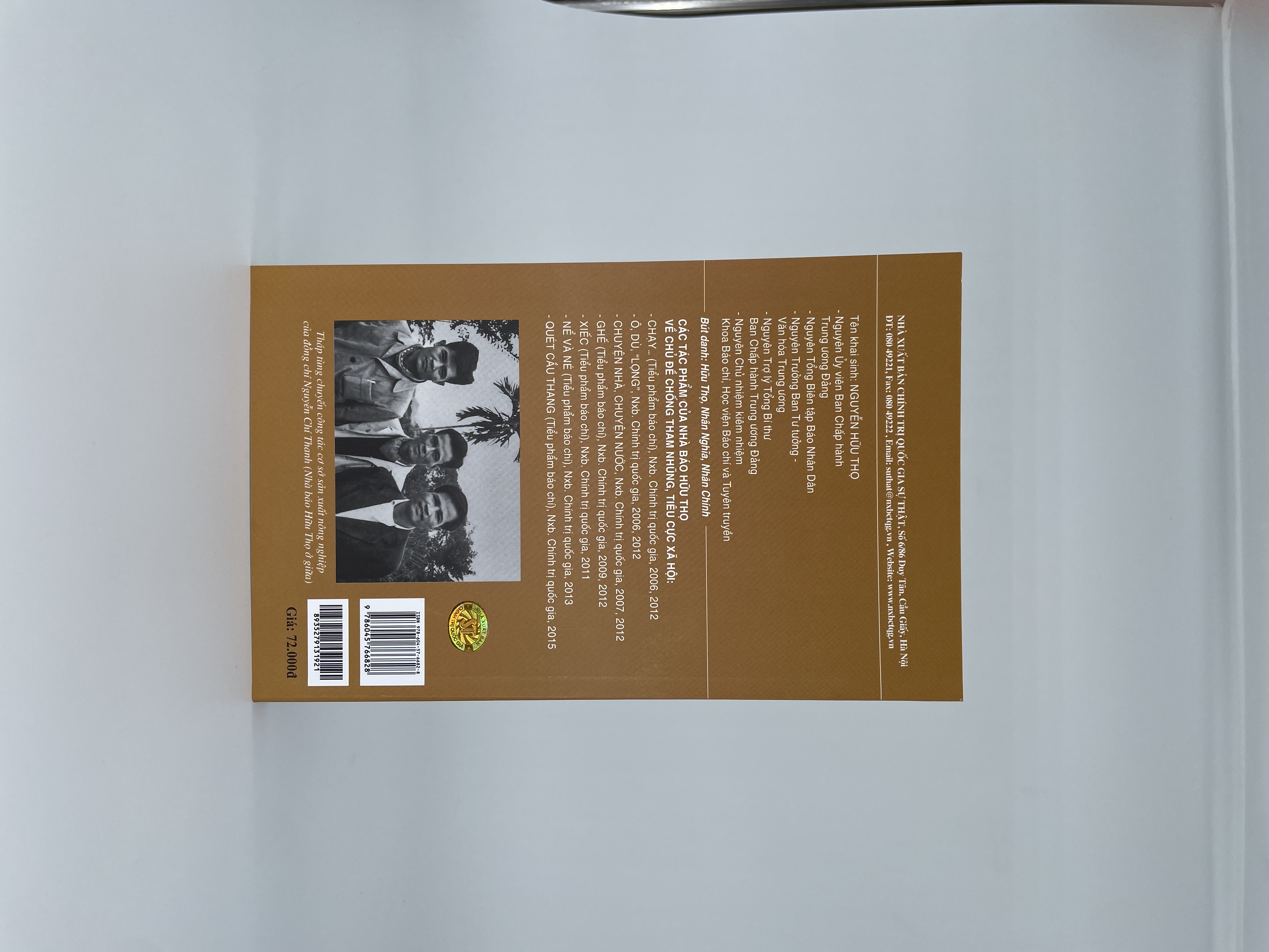 Quét cầu thang - Tiểu phẩm báo chí