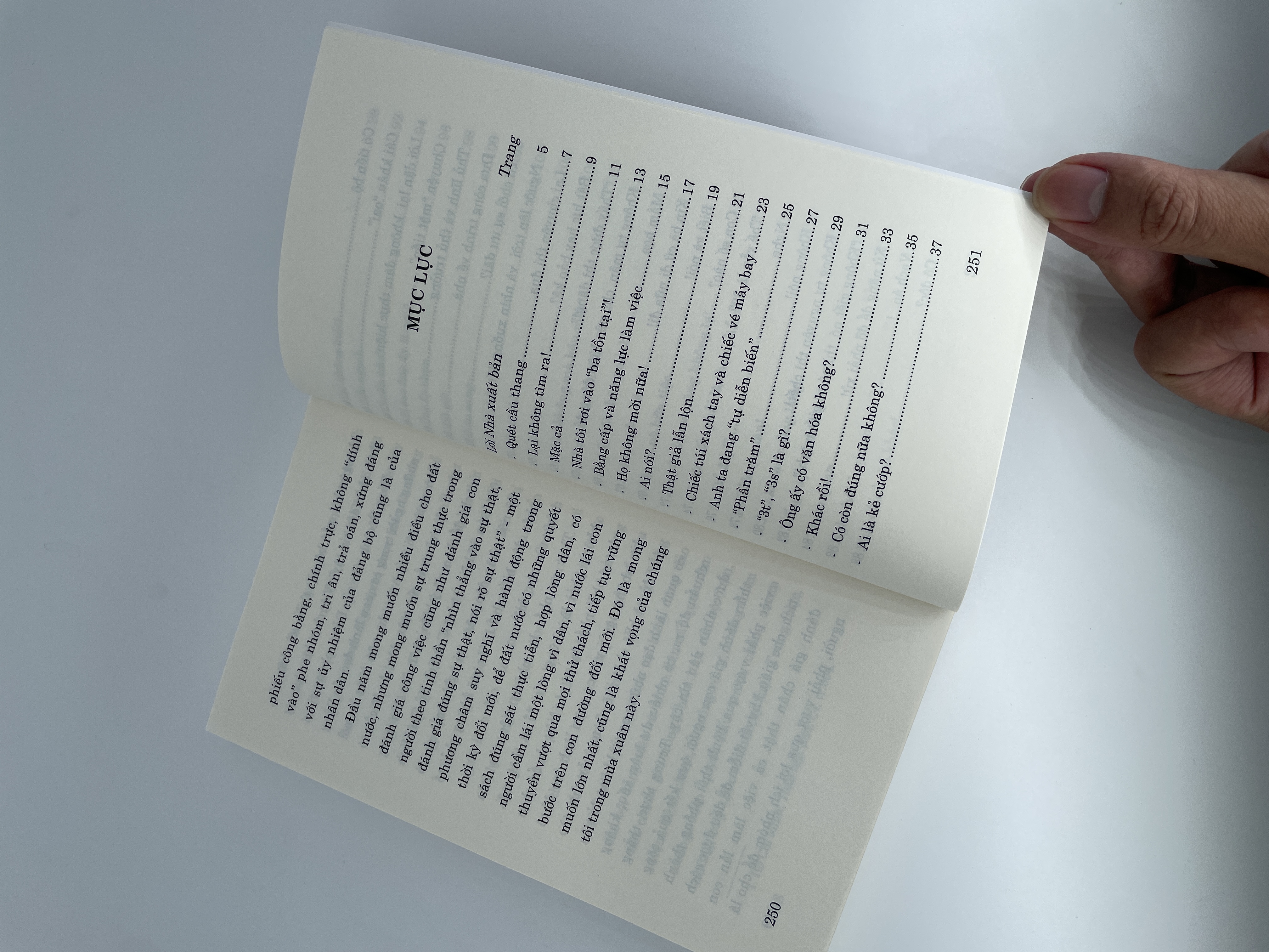 Quét cầu thang - Tiểu phẩm báo chí