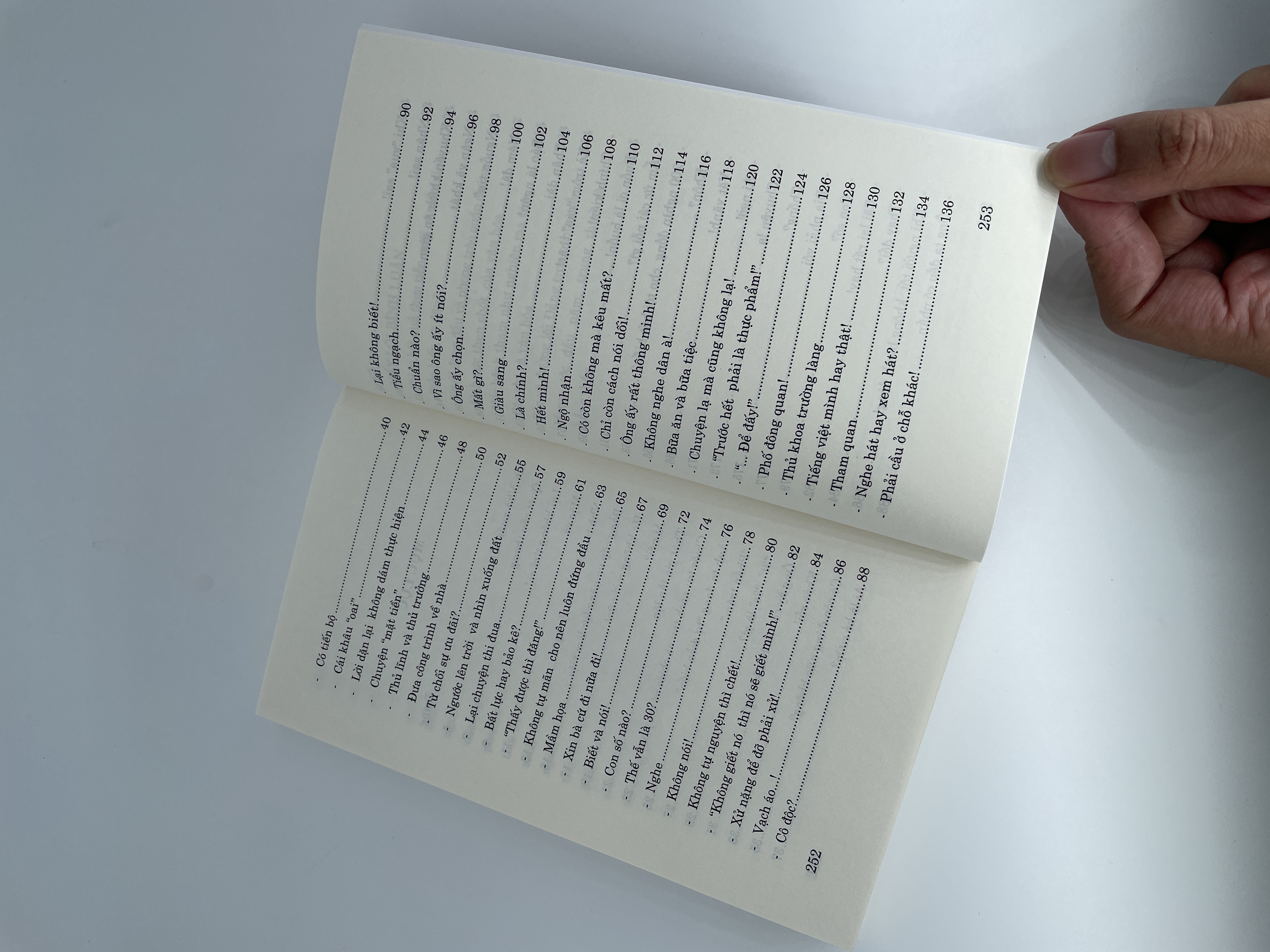 Quét cầu thang - Tiểu phẩm báo chí