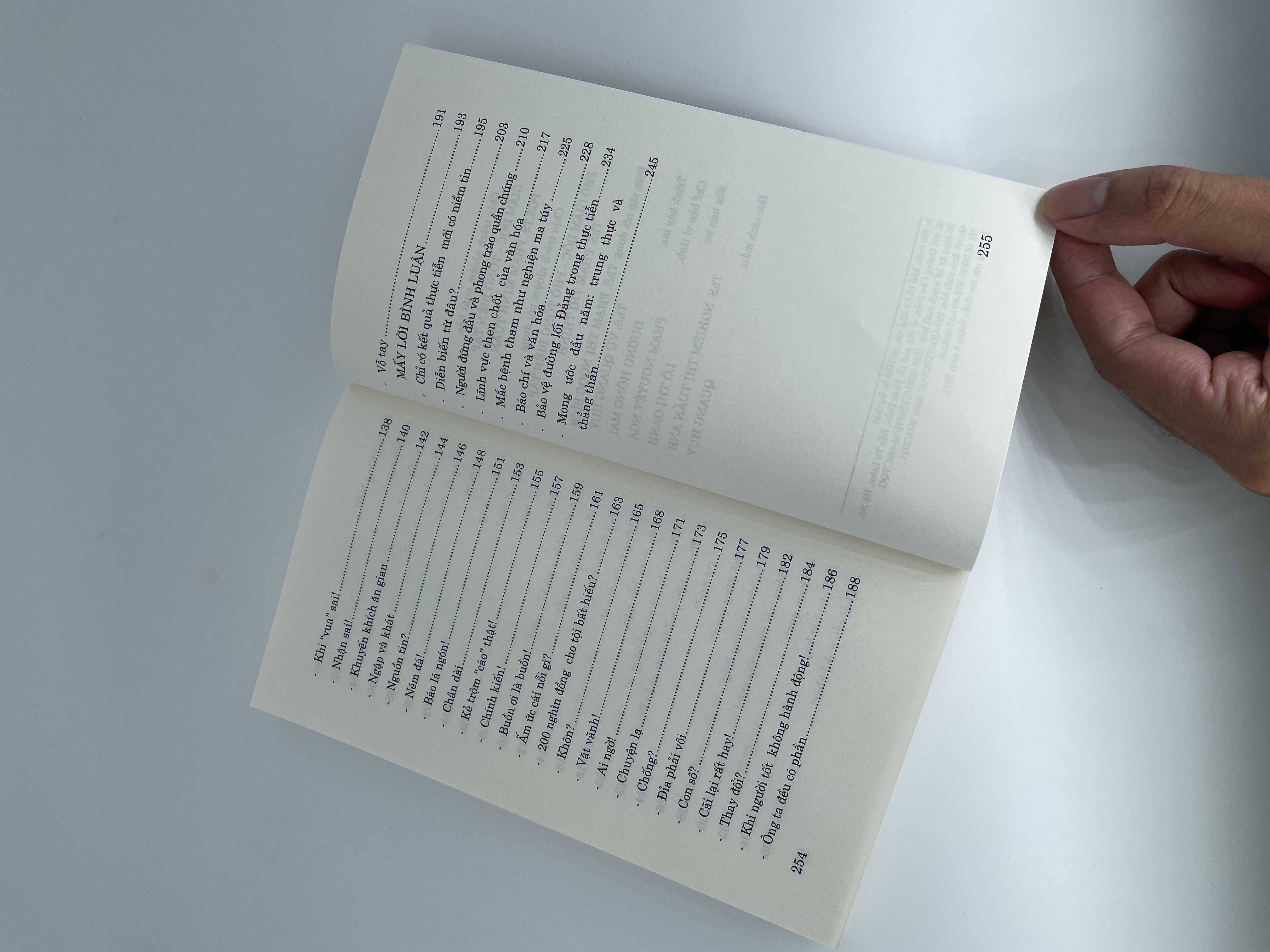 Quét cầu thang - Tiểu phẩm báo chí