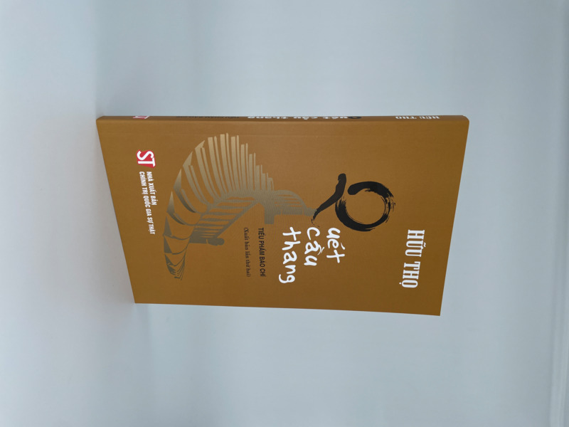 Quét cầu thang - Tiểu phẩm báo chí