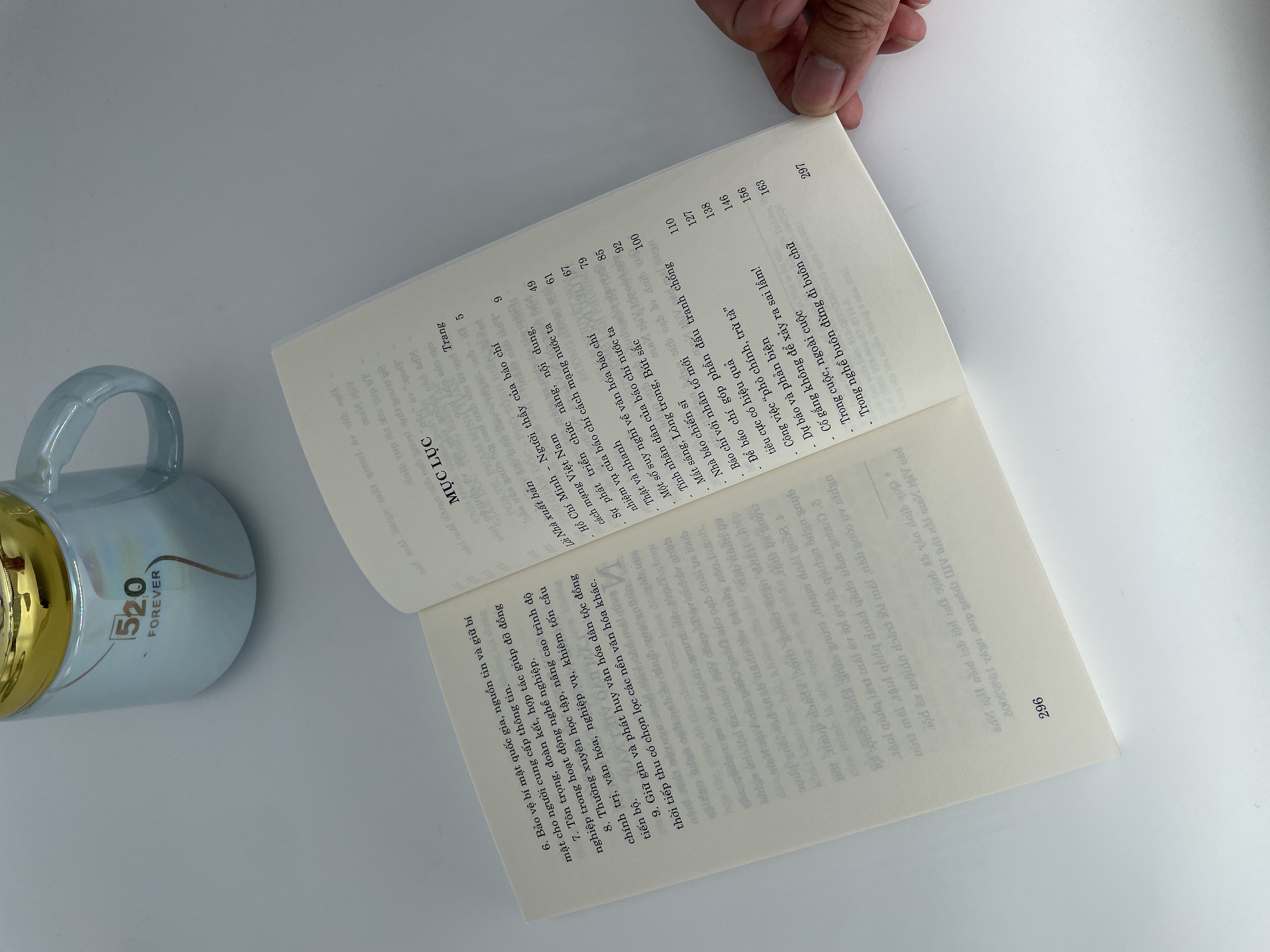 Mắt sáng lòng trong, bút sắc