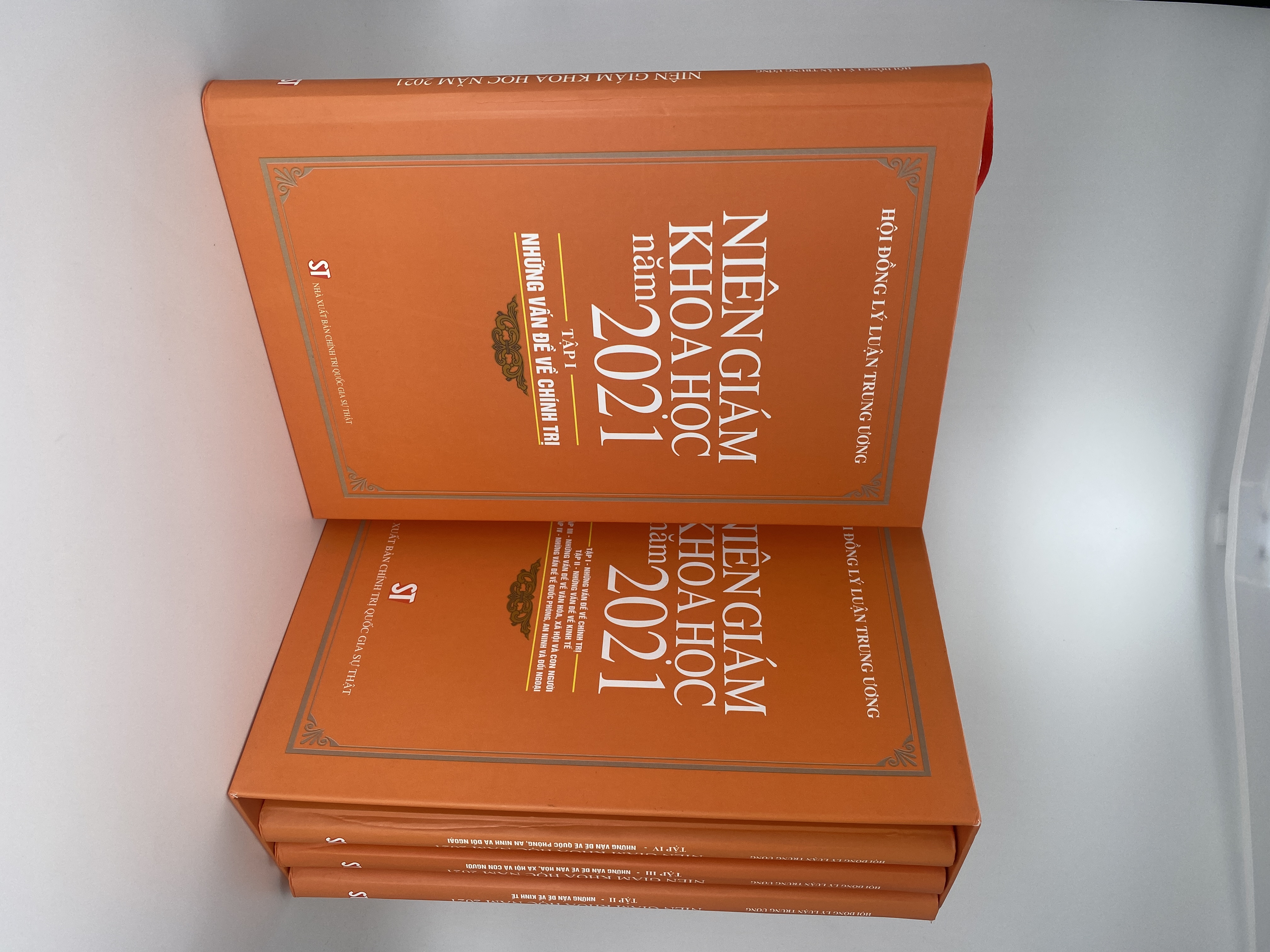 Niên giám khoa học năm 2021. Tập I: Những vấn đề về chính trị