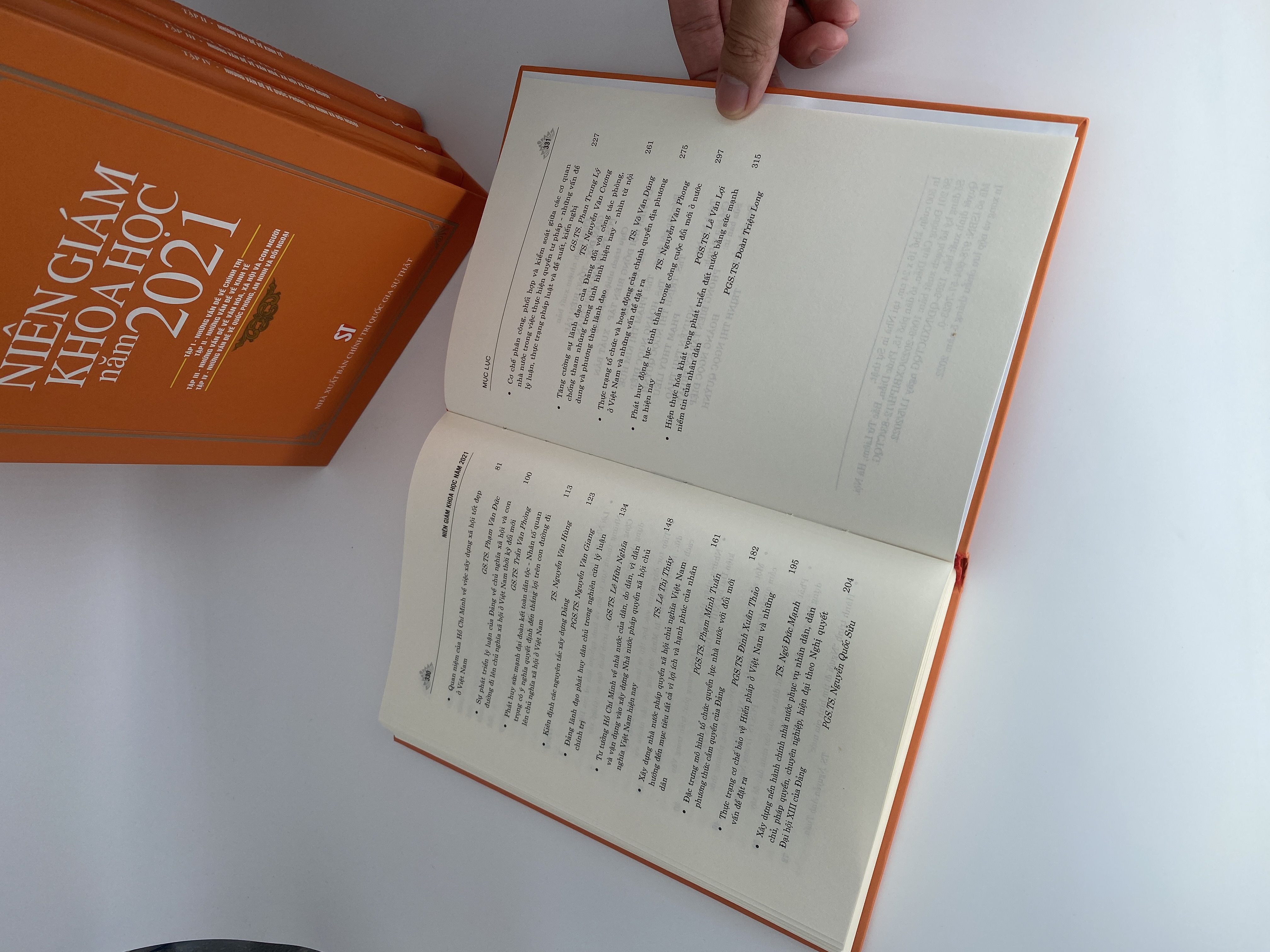 Niên giám khoa học năm 2021. Tập I: Những vấn đề về chính trị