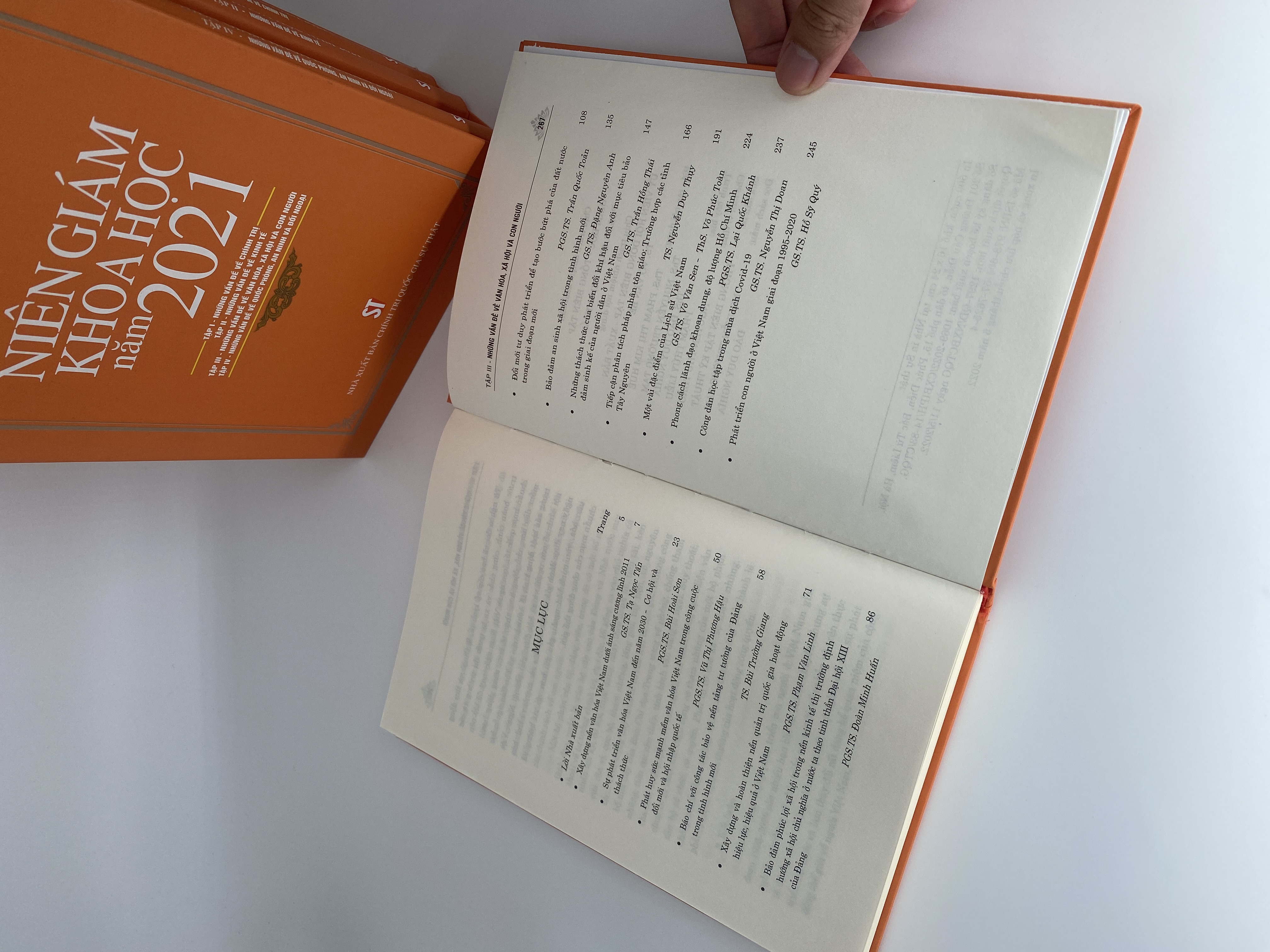 Niên giám khoa học năm 2021. Tập III: Những vấn đề về văn hóa, xã hội và con người