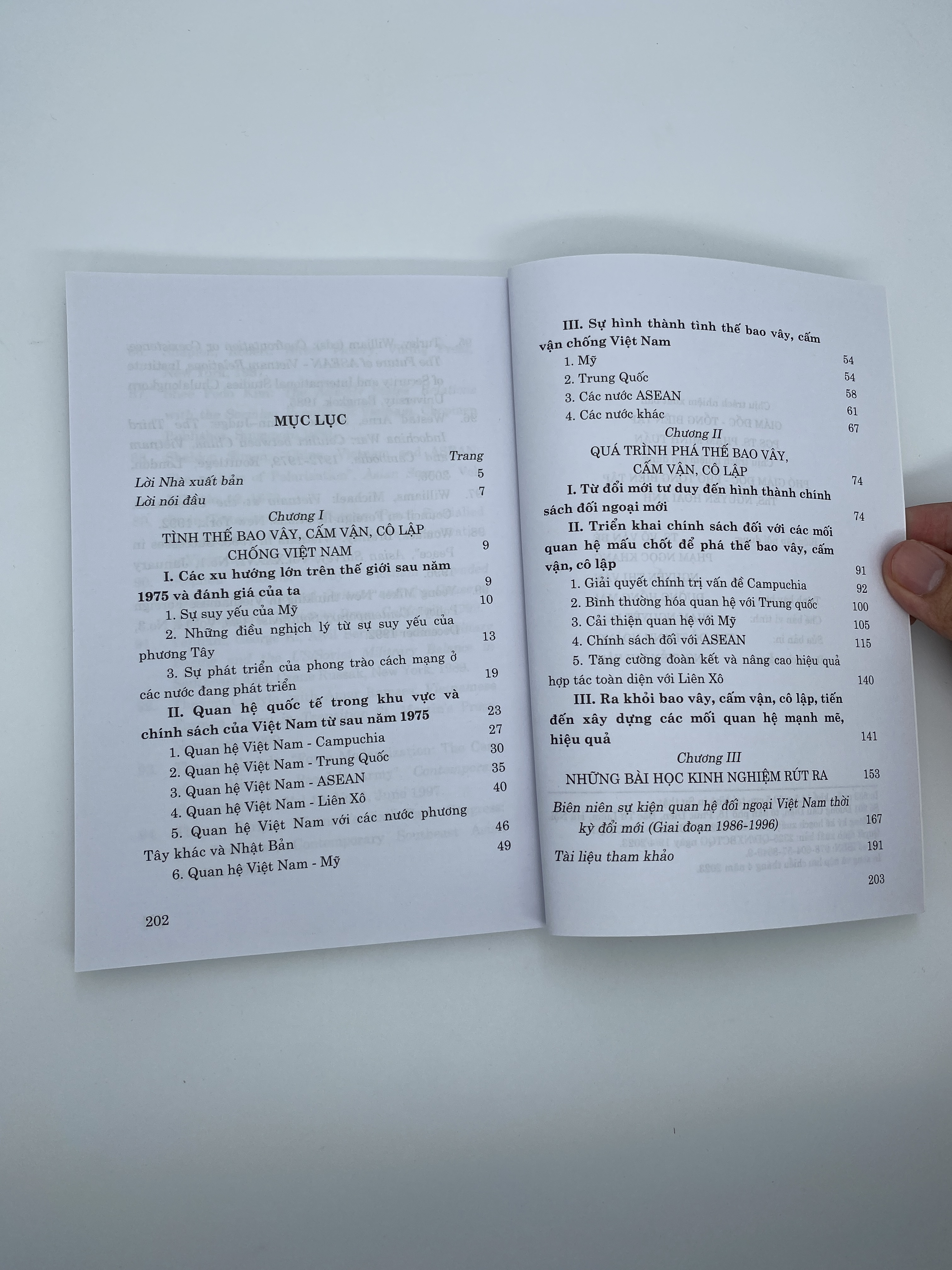 Cuộc đấu tranh của Việt Nam chống bao vây, cấm vận, cô lập từ cuối thập niên 1970 đến giữa thập niên 1990 (Sách chuyên khảo)