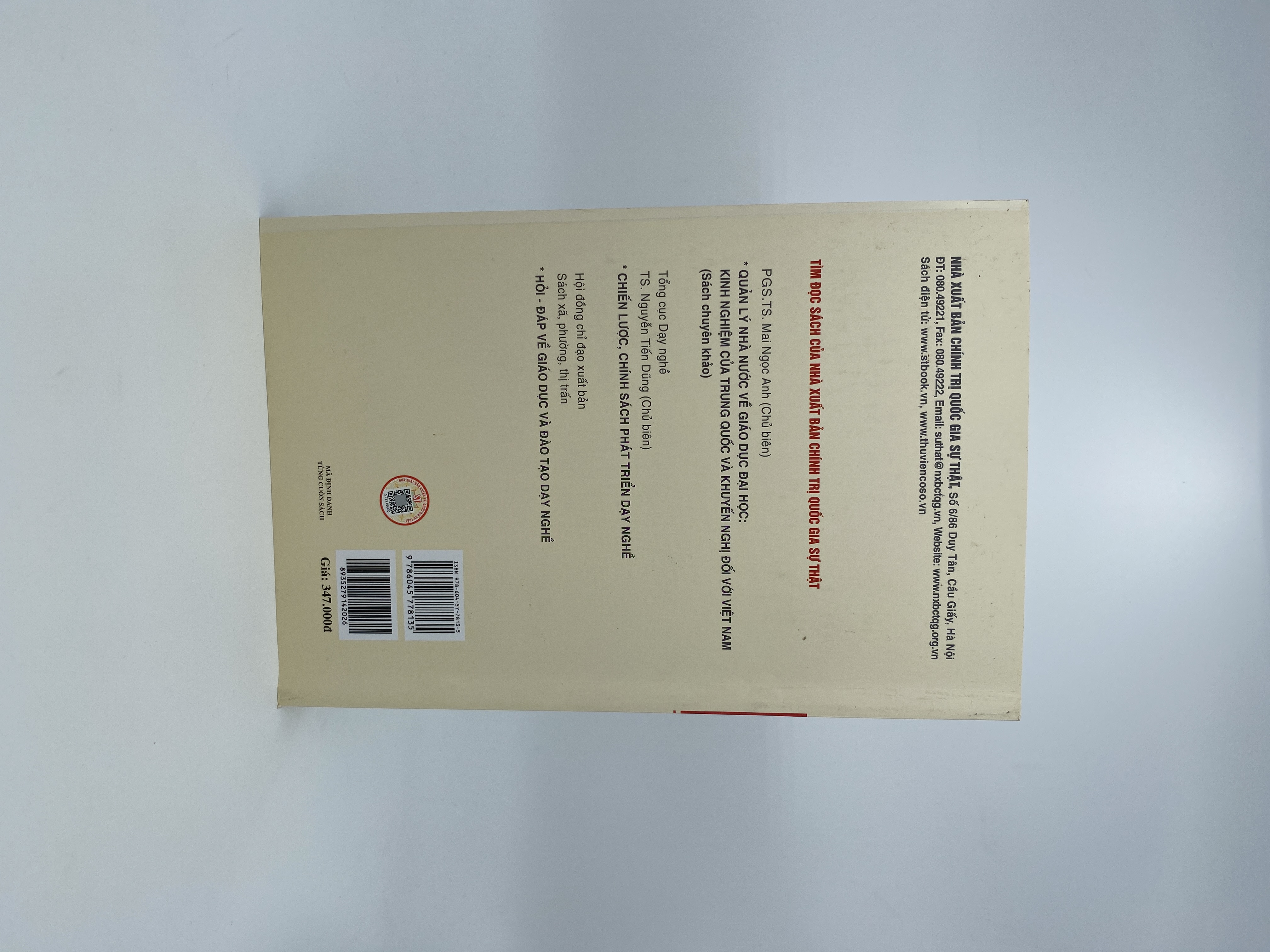 Từ năng lực đến tố chất: Đánh giá và xây dựng hệ thống tiêu chuẩn đánh giá phẩm chất nghề nghiệp cốt lõi của học sinh trường nghề - Lý luận và thực tiễn (Sách tham khảo)