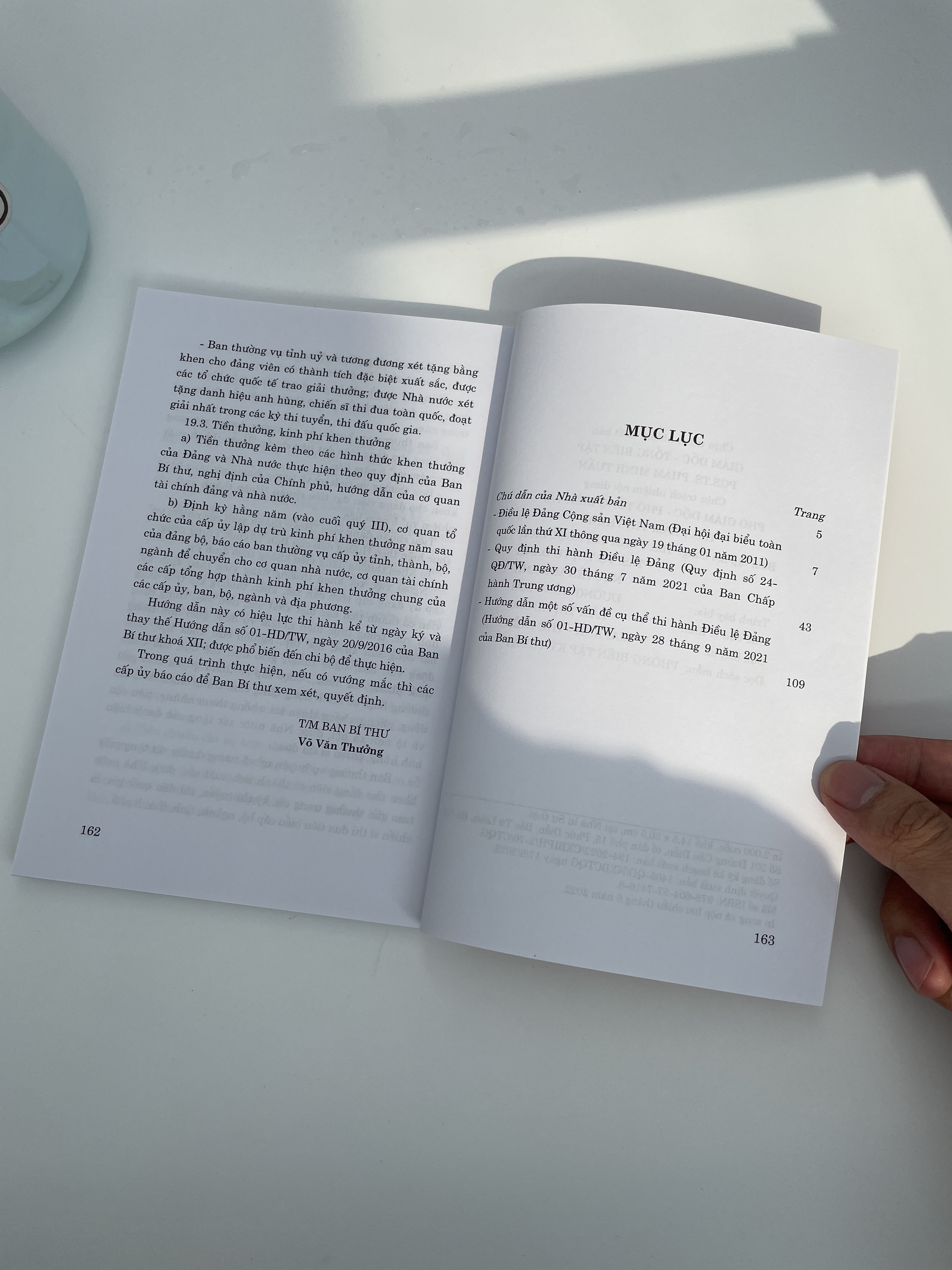 Điều lệ Đảng và một số quy định, hướng dẫn thi hành ((Xuất bản lần thứ hai)