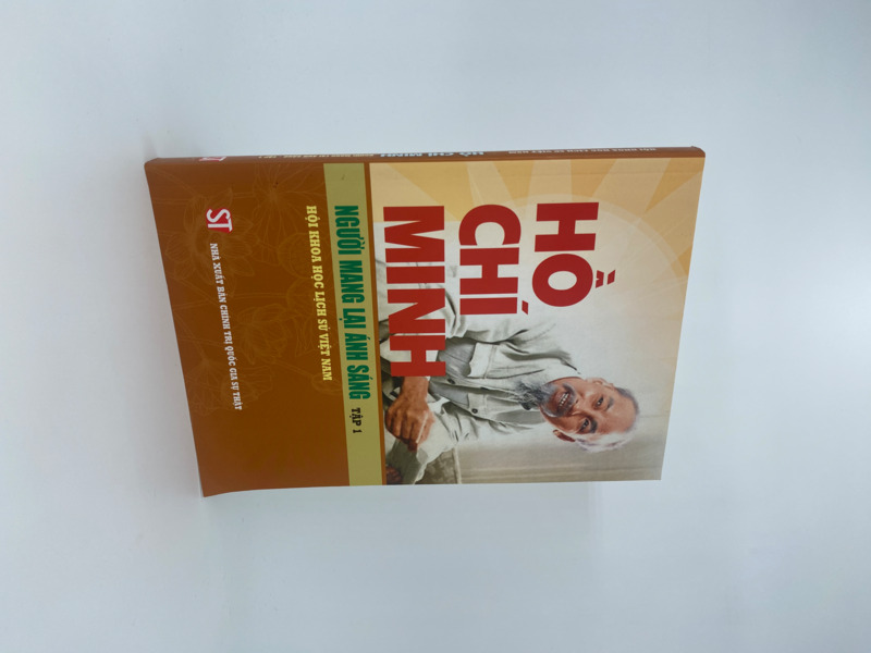 Hồ Chí Minh - Người mang lại ánh sáng. Tập 1