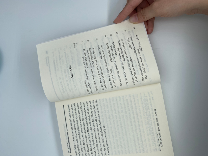 Hồ Chí Minh - Người mang lại ánh sáng. Tập 1