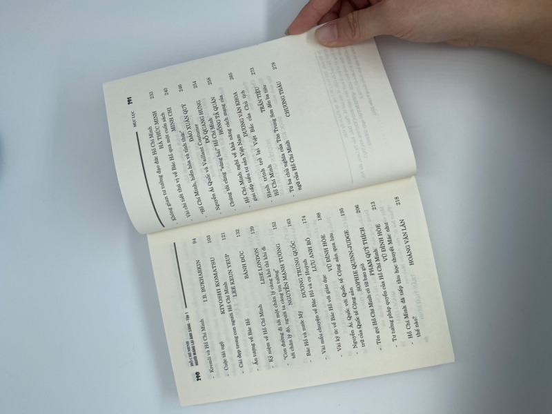 Hồ Chí Minh - Người mang lại ánh sáng. Tập 1