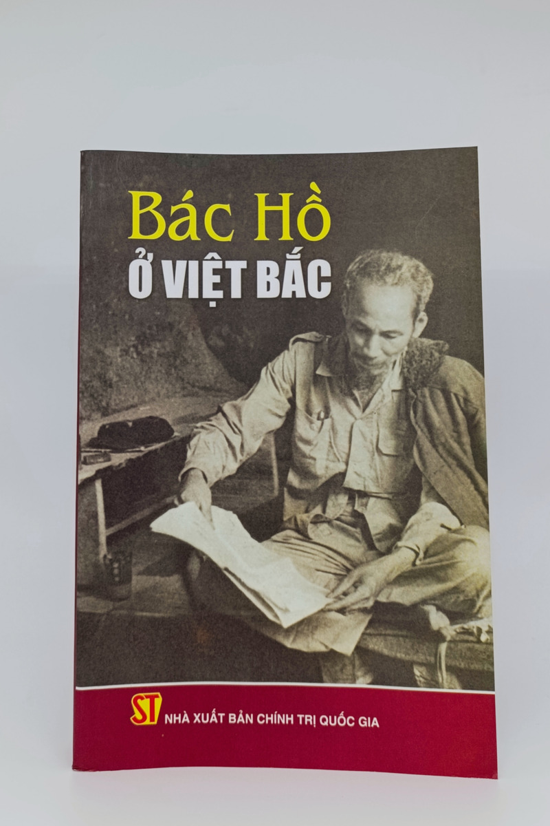 Bác Hồ ở Việt Bắc (bìa mềm)