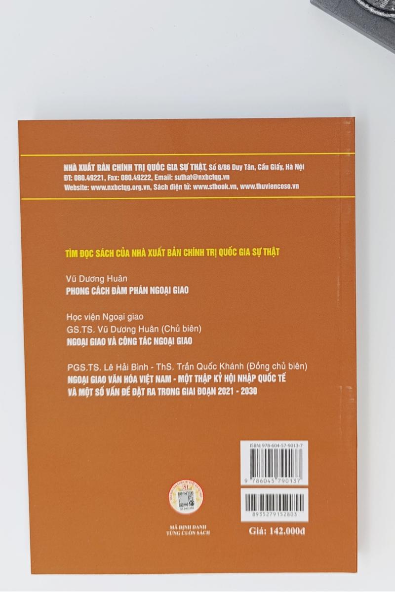 Chuyện đi sứ thời hội nhập (Hồi ức của các đại sứ) (Sách tham khảo)