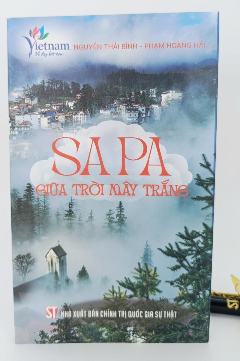 Sa Pa giữa trời mây trắng