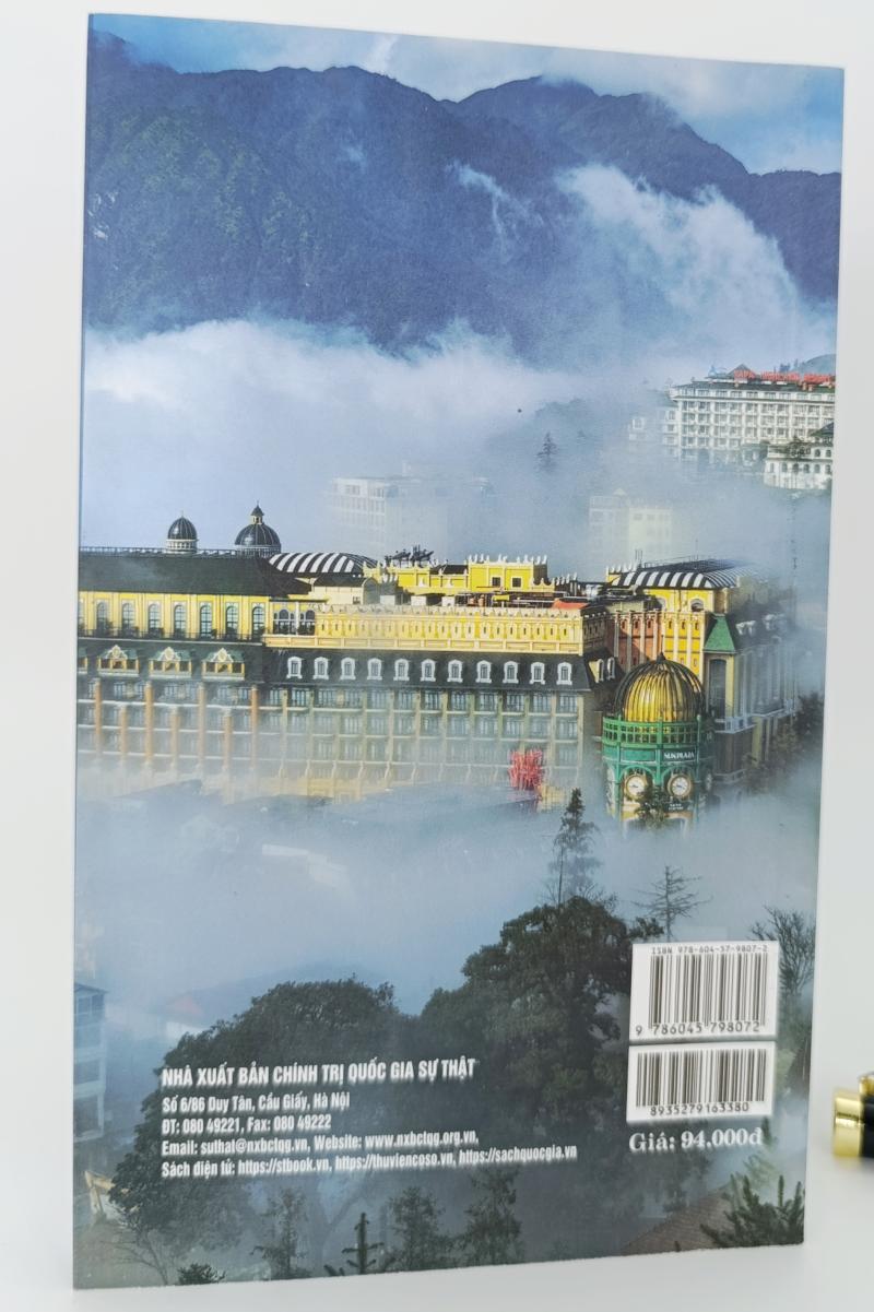 Sa Pa giữa trời mây trắng