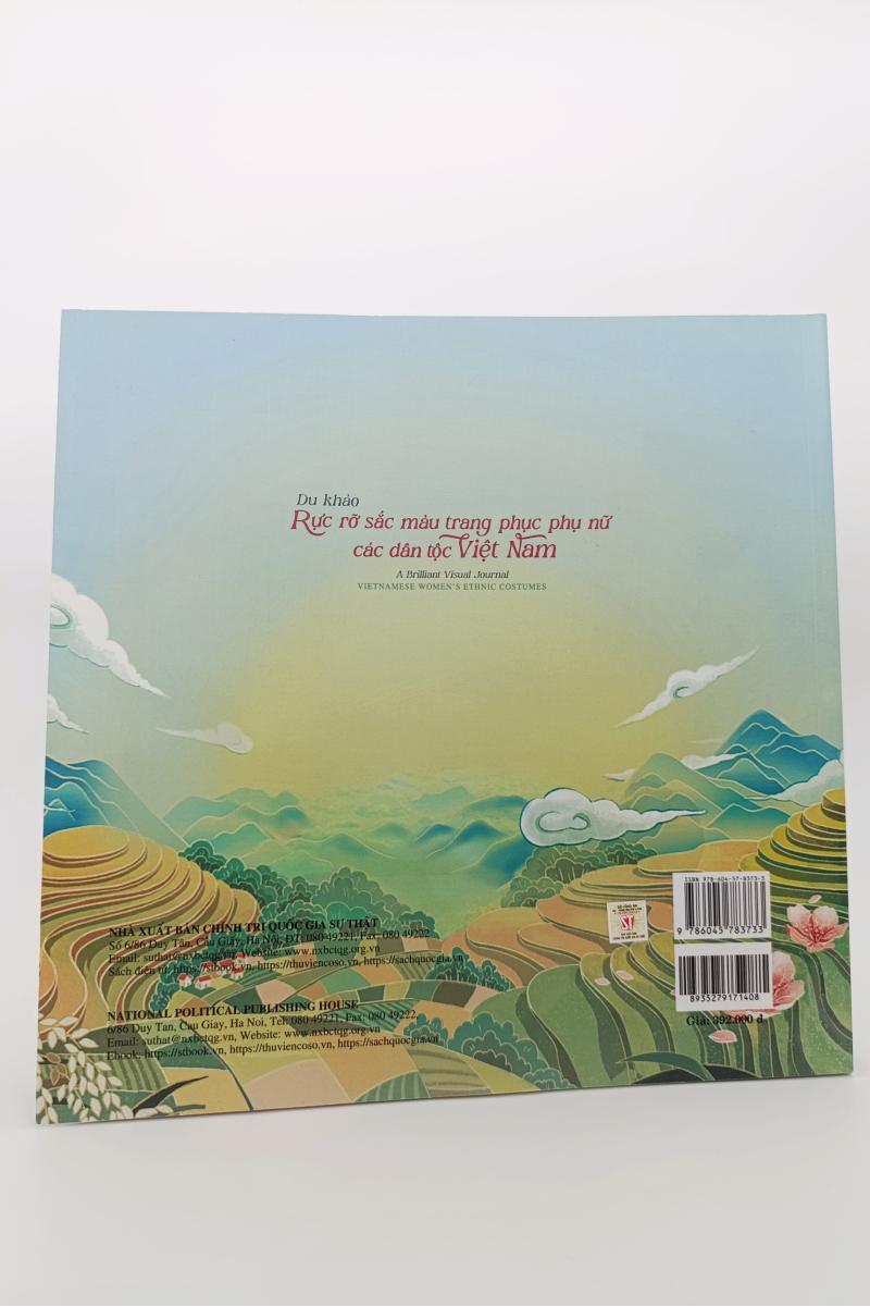 Du khảo: Rực rỡ sắc màu trang phục phụ nữ các dân tộc Việt Nam (Song ngữ Việt - Anh)