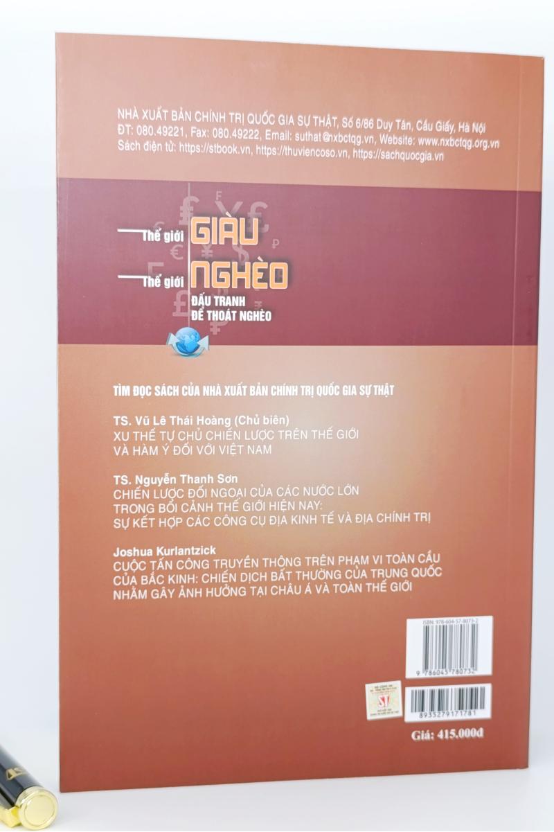 Thế giới giàu, thế giới nghèo - Đấu tranh để thoát nghèo (Sách tham khảo)